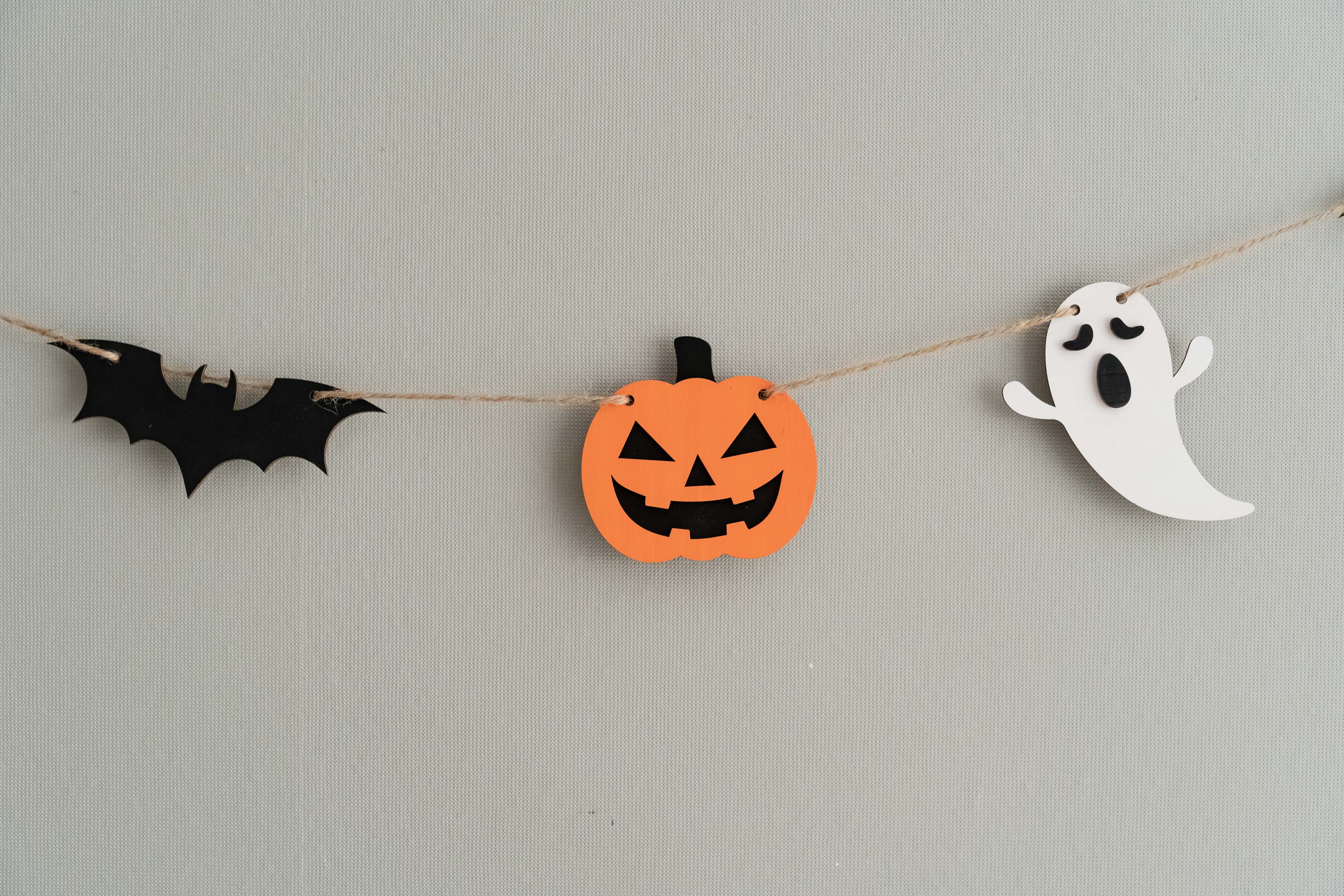 Enchanting Wooden Halloween Garland for Spooky Wall Accents