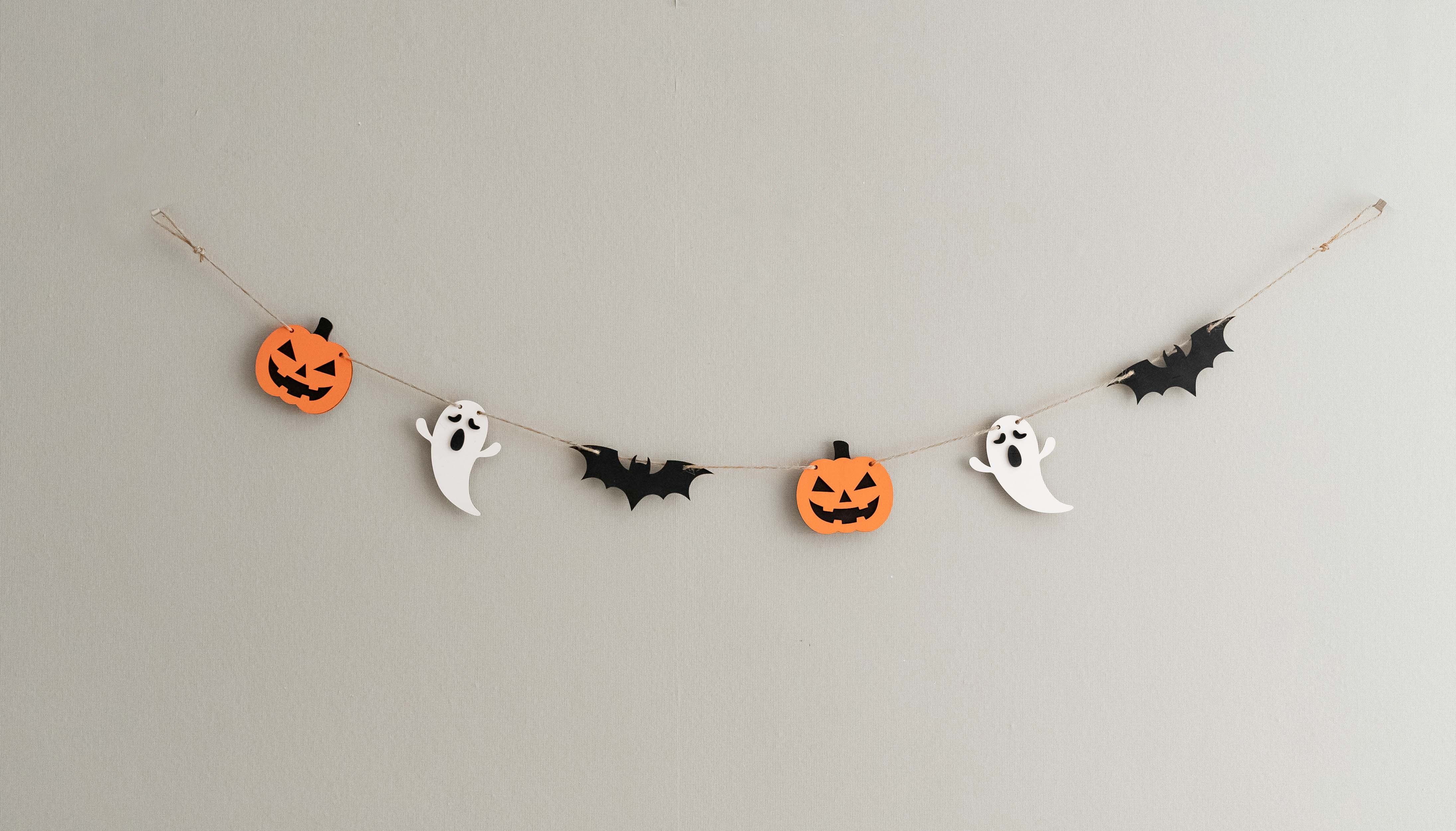 Enchanting Wooden Halloween Garland for Spooky Wall Accents