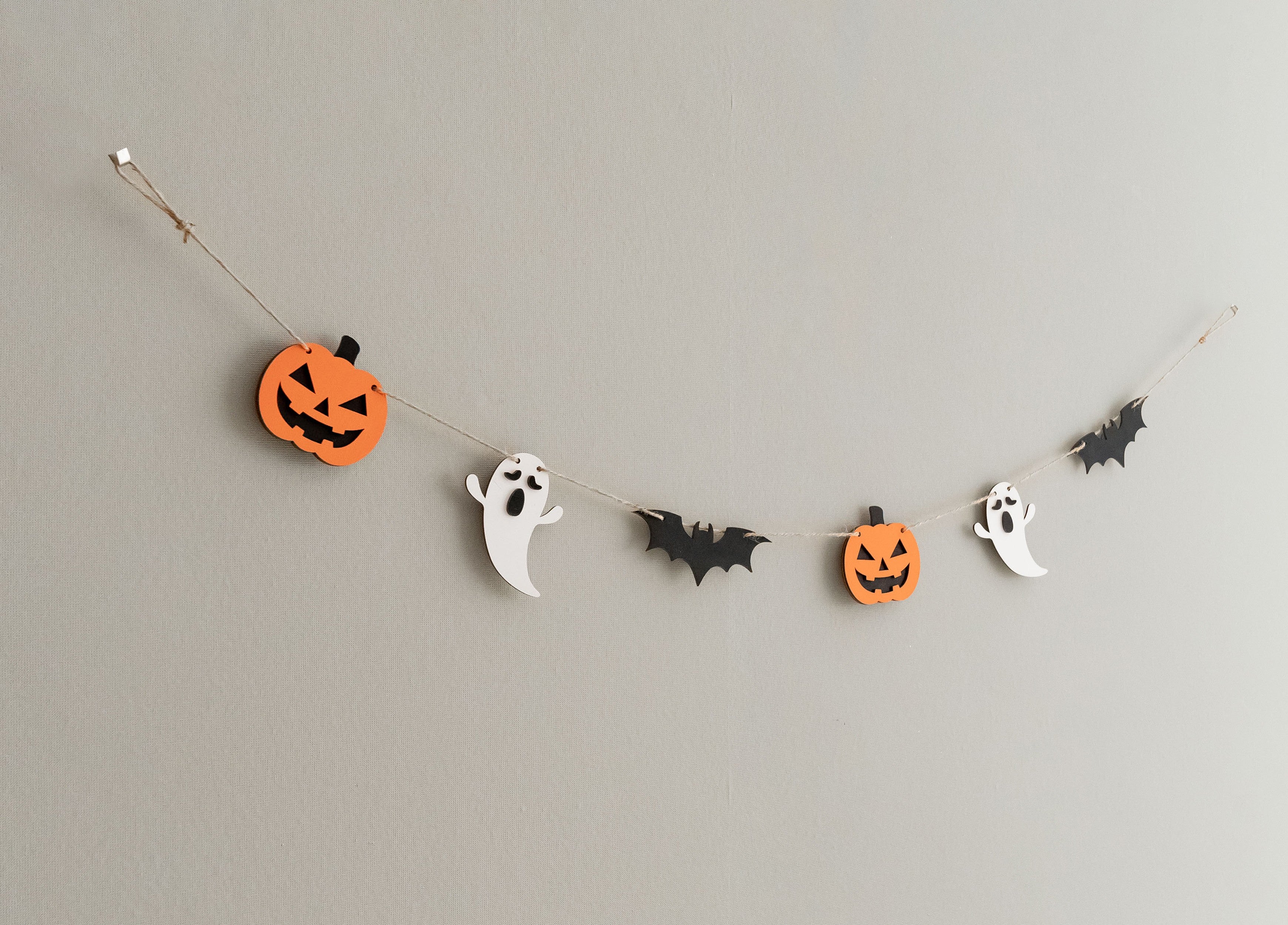 Enchanting Wooden Halloween Garland for Spooky Wall Accents