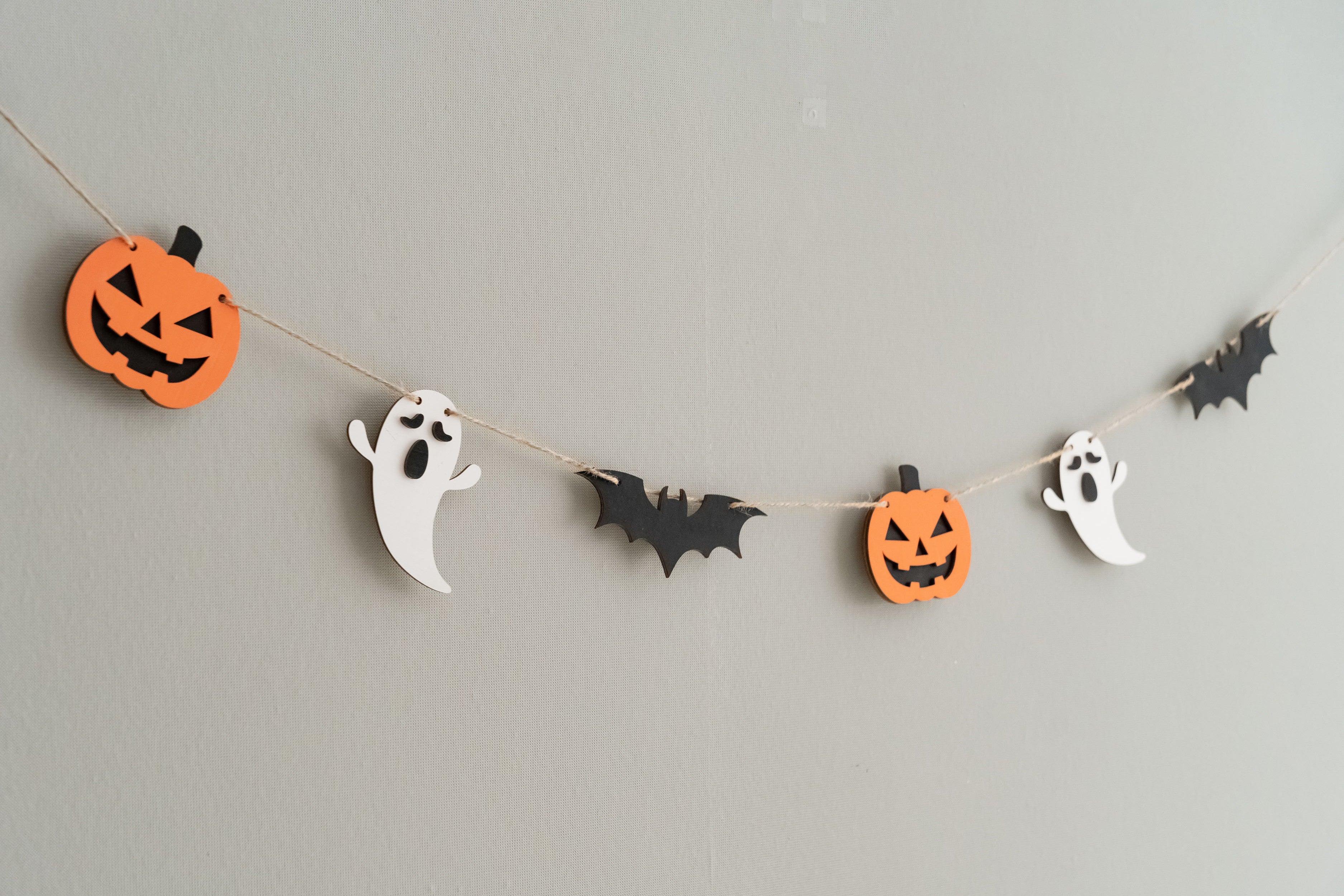 Enchanting Wooden Halloween Garland for Spooky Wall Accents