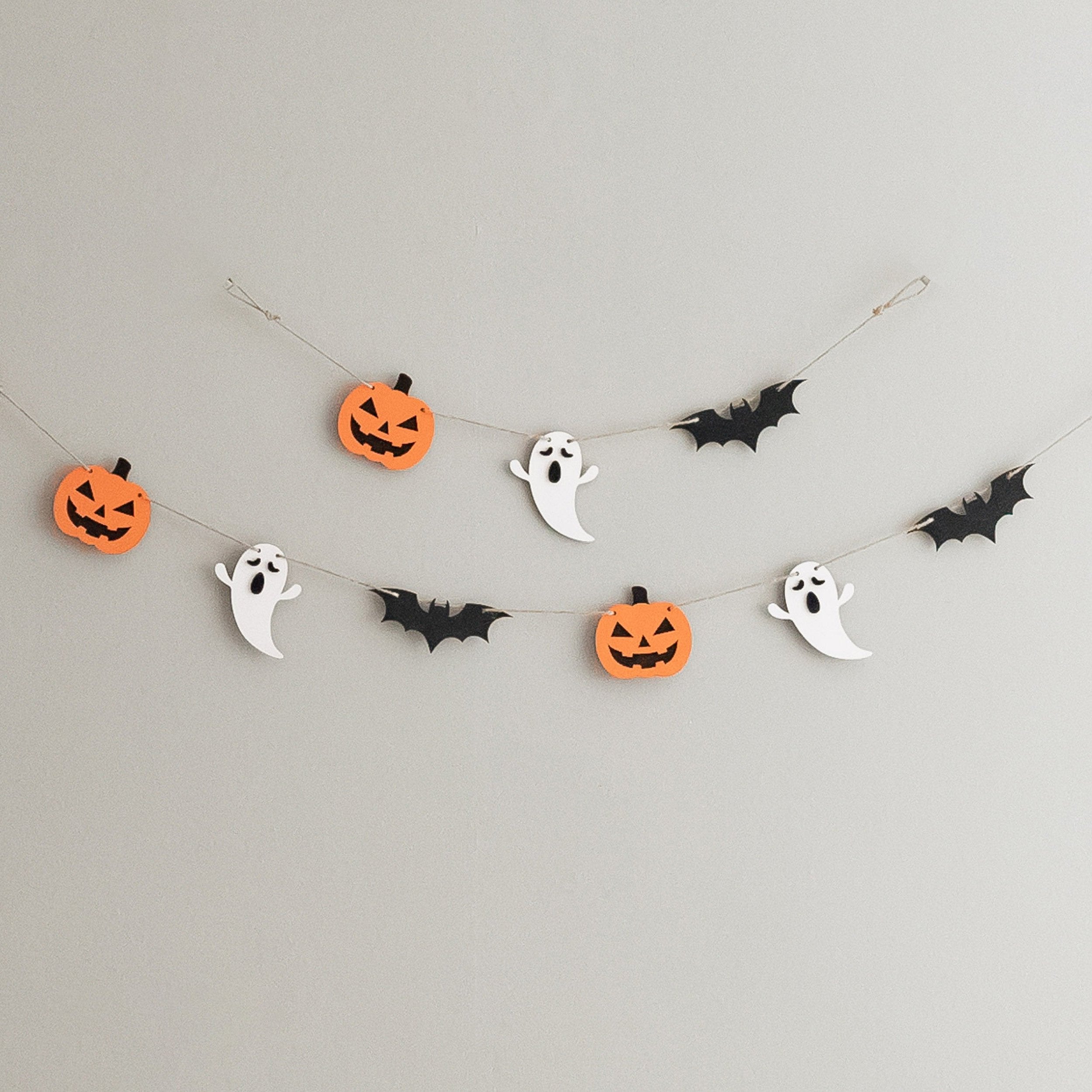 Enchanting Wooden Halloween Garland for Delightful Wall Accent