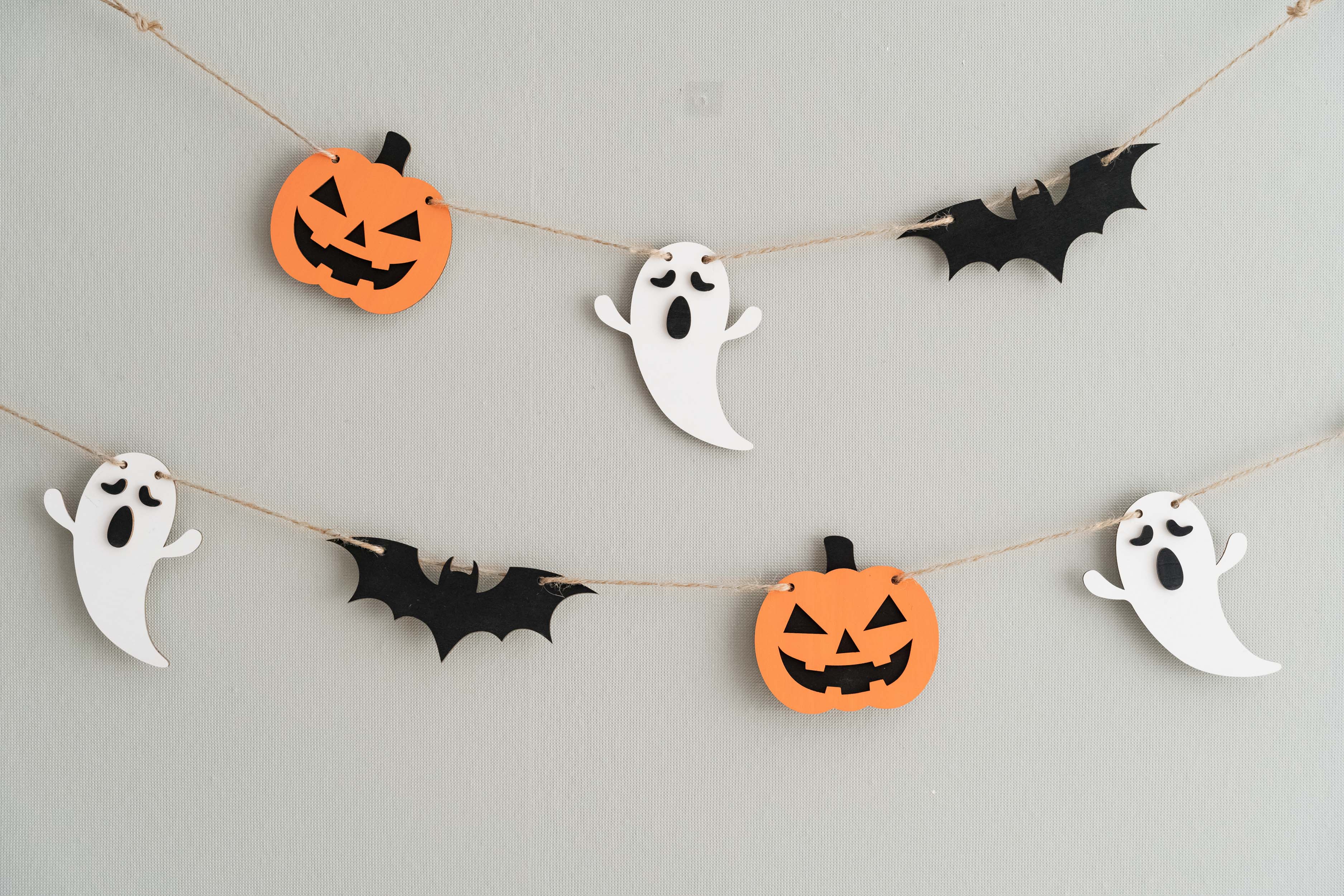 Enchanting Wooden Halloween Garland for Spooky Wall Accents