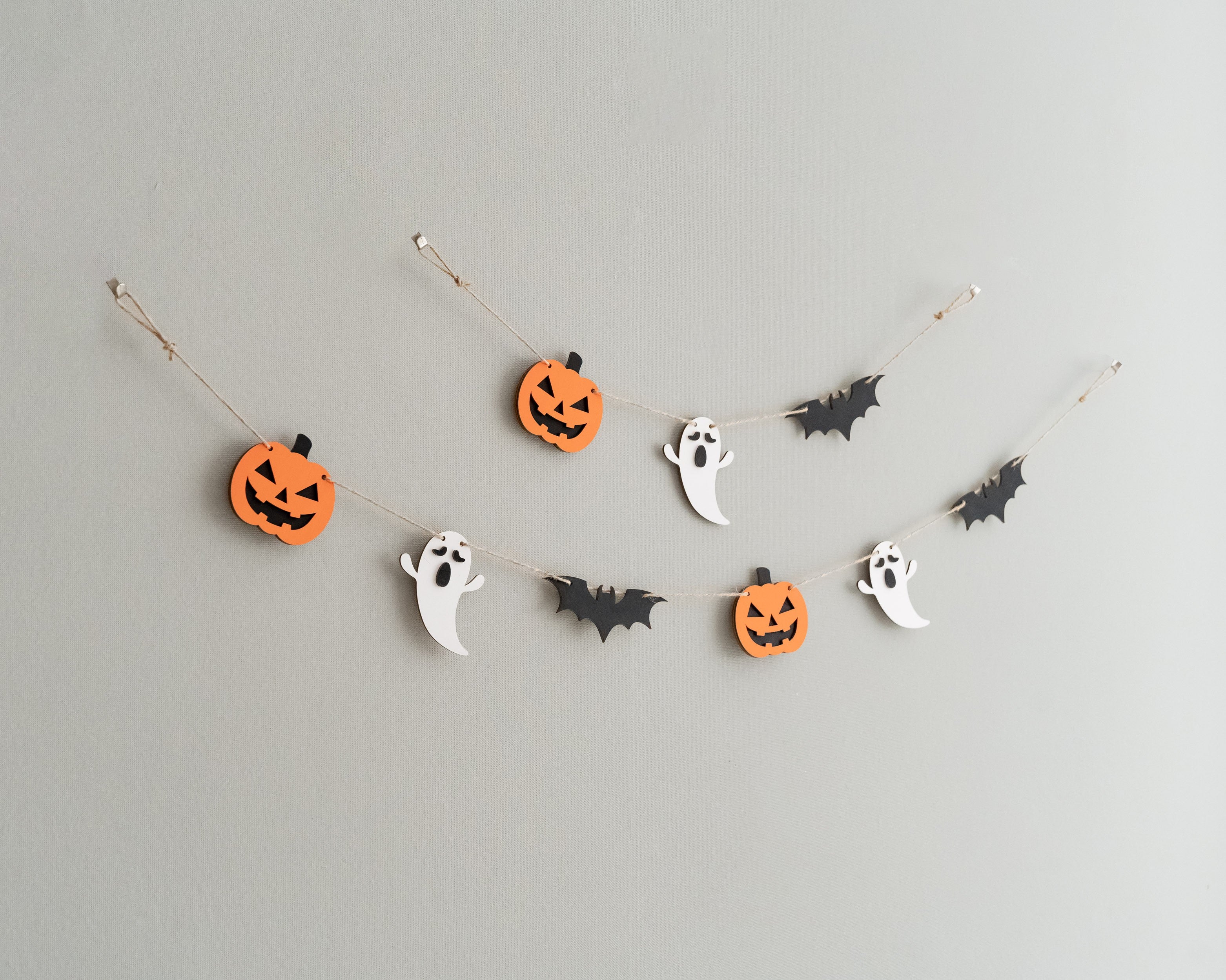 Enchanting Wooden Halloween Garland for Spooky Wall Accents