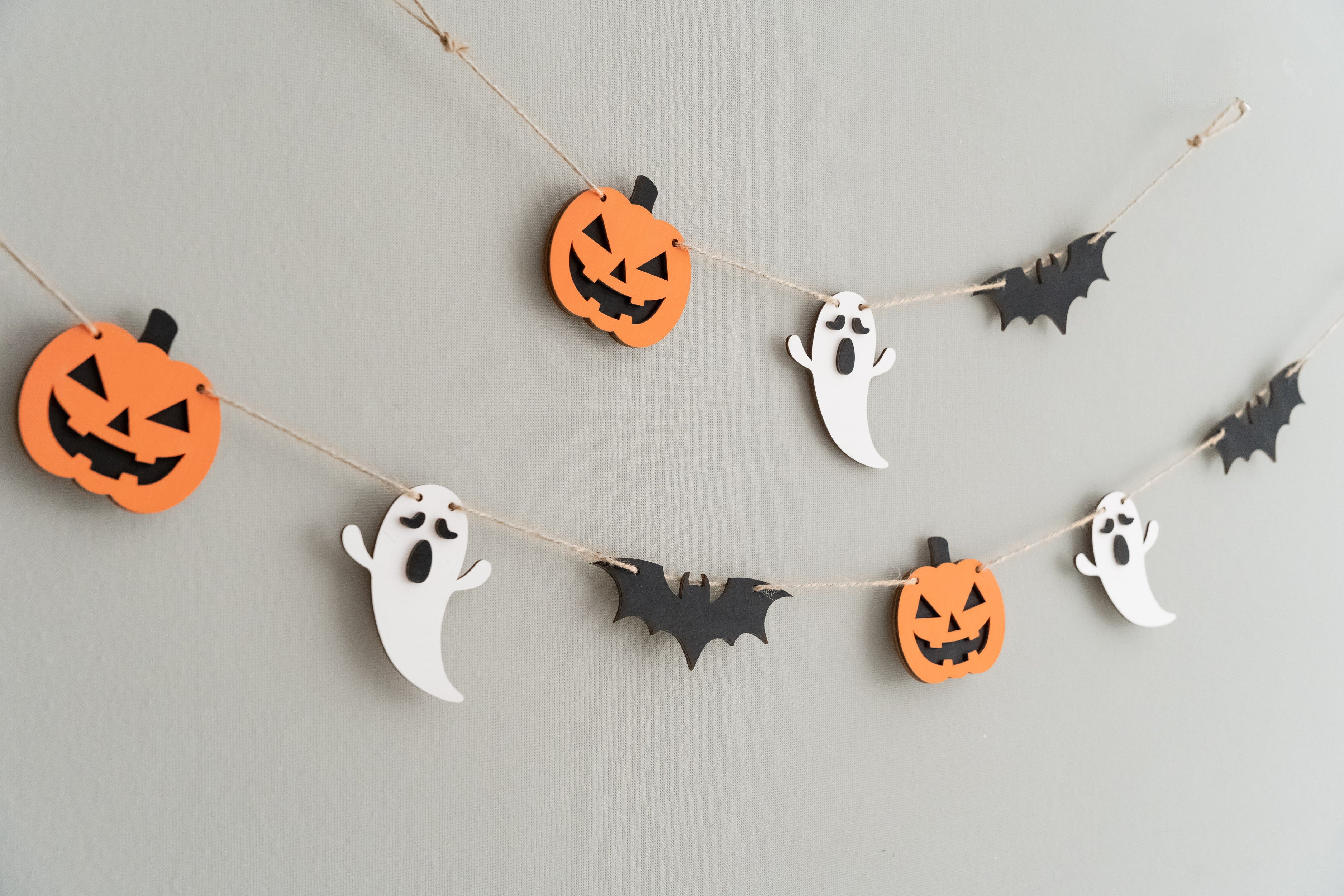 Enchanting Wooden Halloween Garland for Spooky Wall Accents