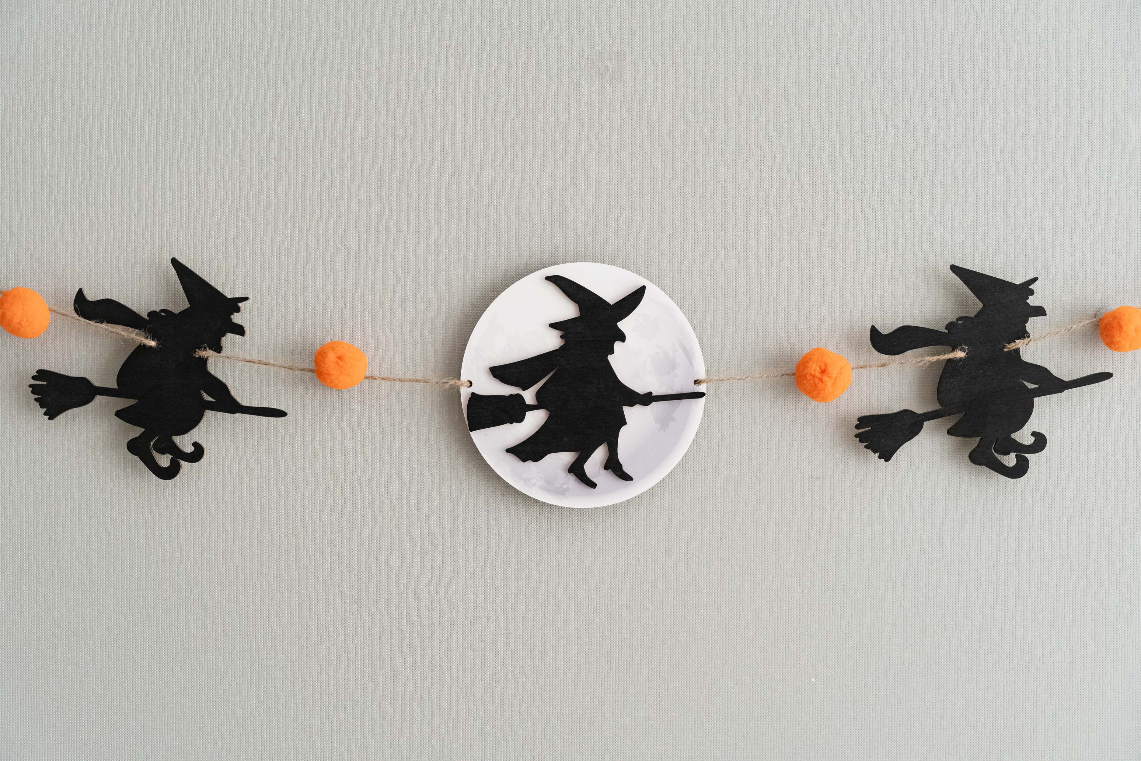 Enchanting Wooden Witches Halloween Garland for Your Spooky Decor