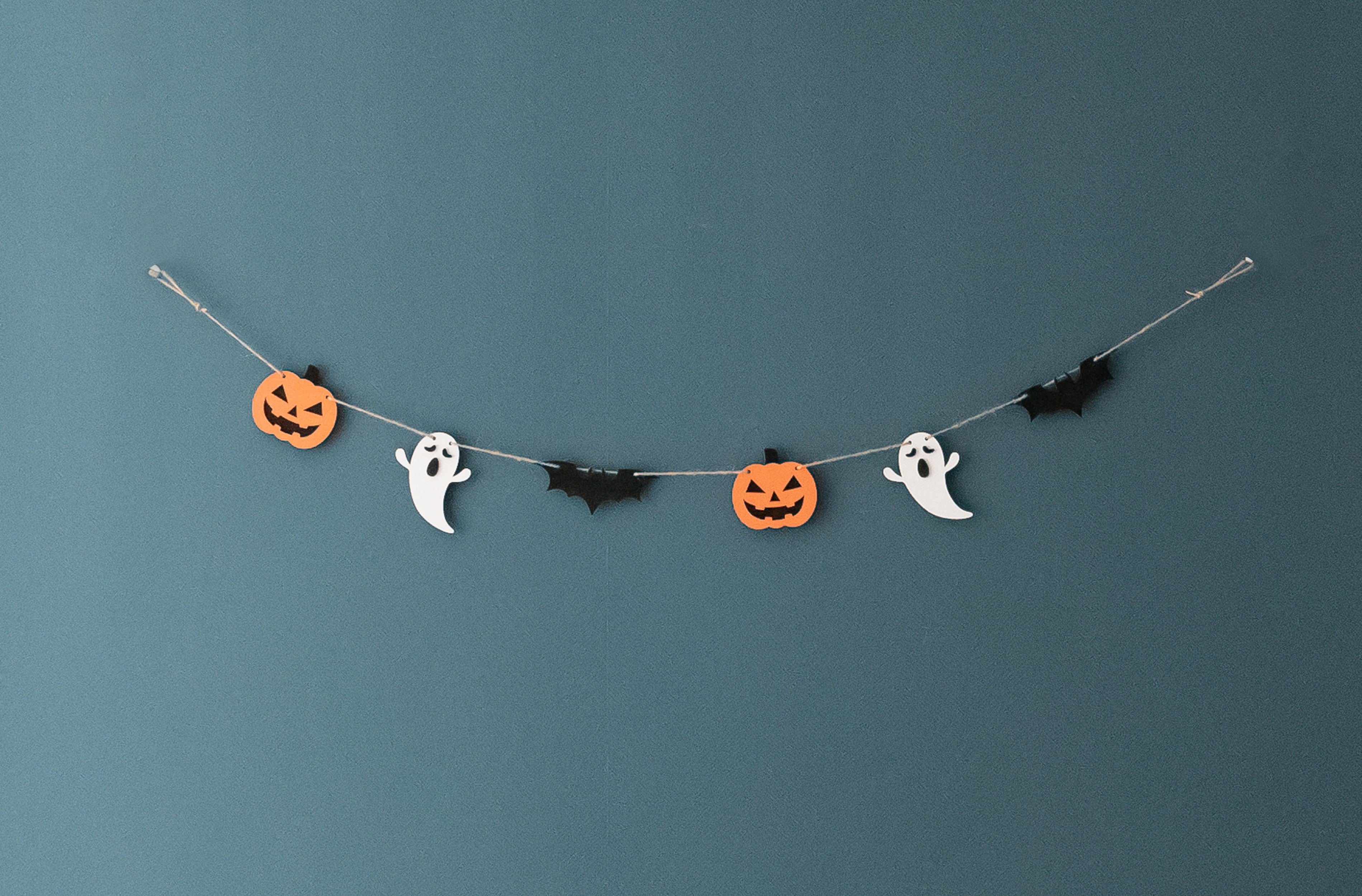 Enchanting Wooden Halloween Garland for Spooky Wall Accents