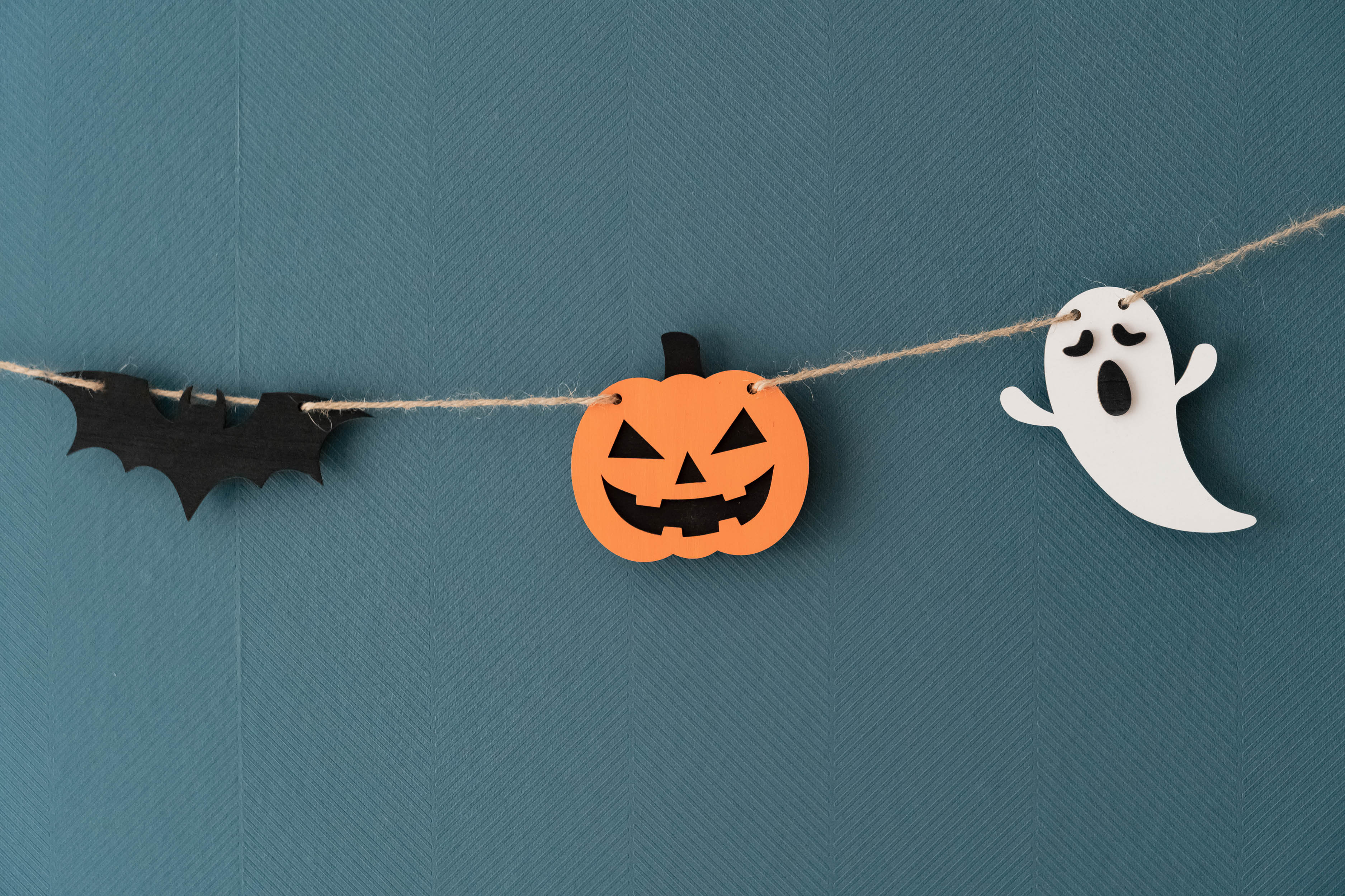 Enchanting Wooden Halloween Garland for Spooky Wall Accents