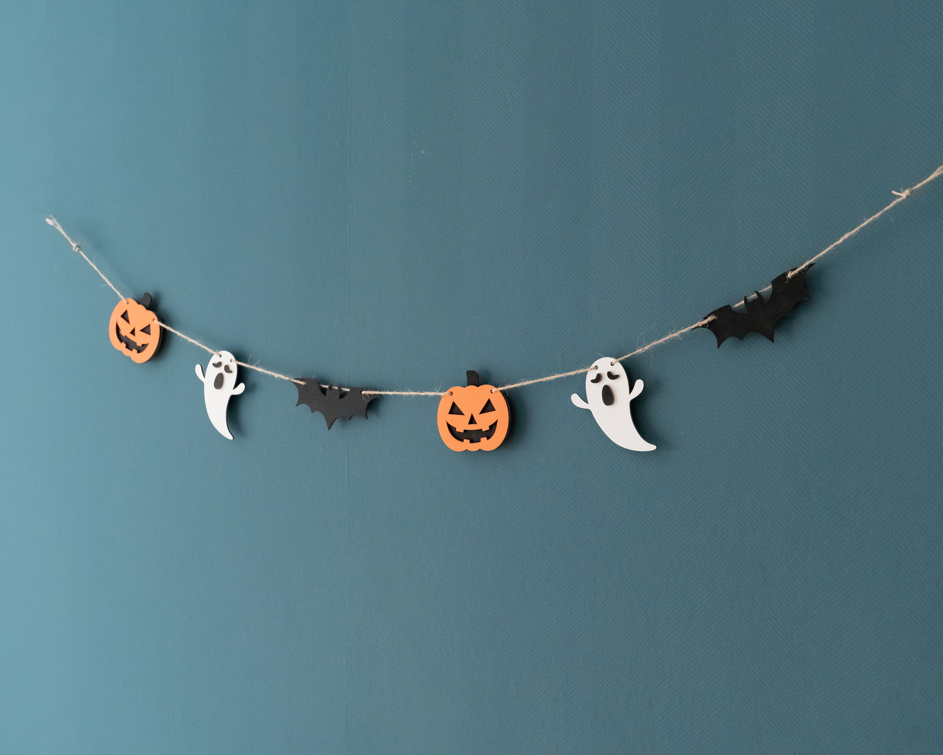 Enchanting Wooden Halloween Garland for Spooky Wall Accents