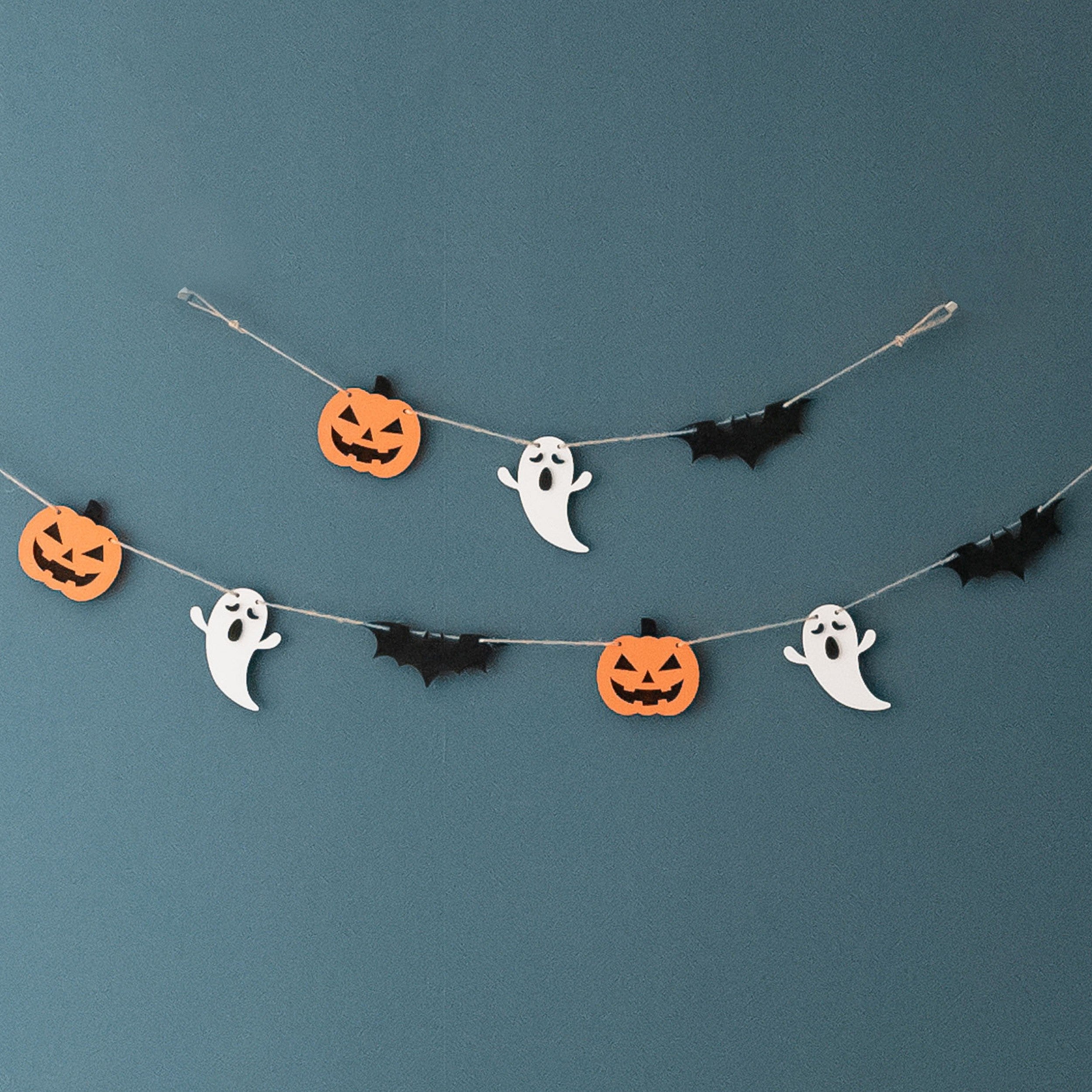 Enchanting Wooden Halloween Garland for Spooky Wall Accents