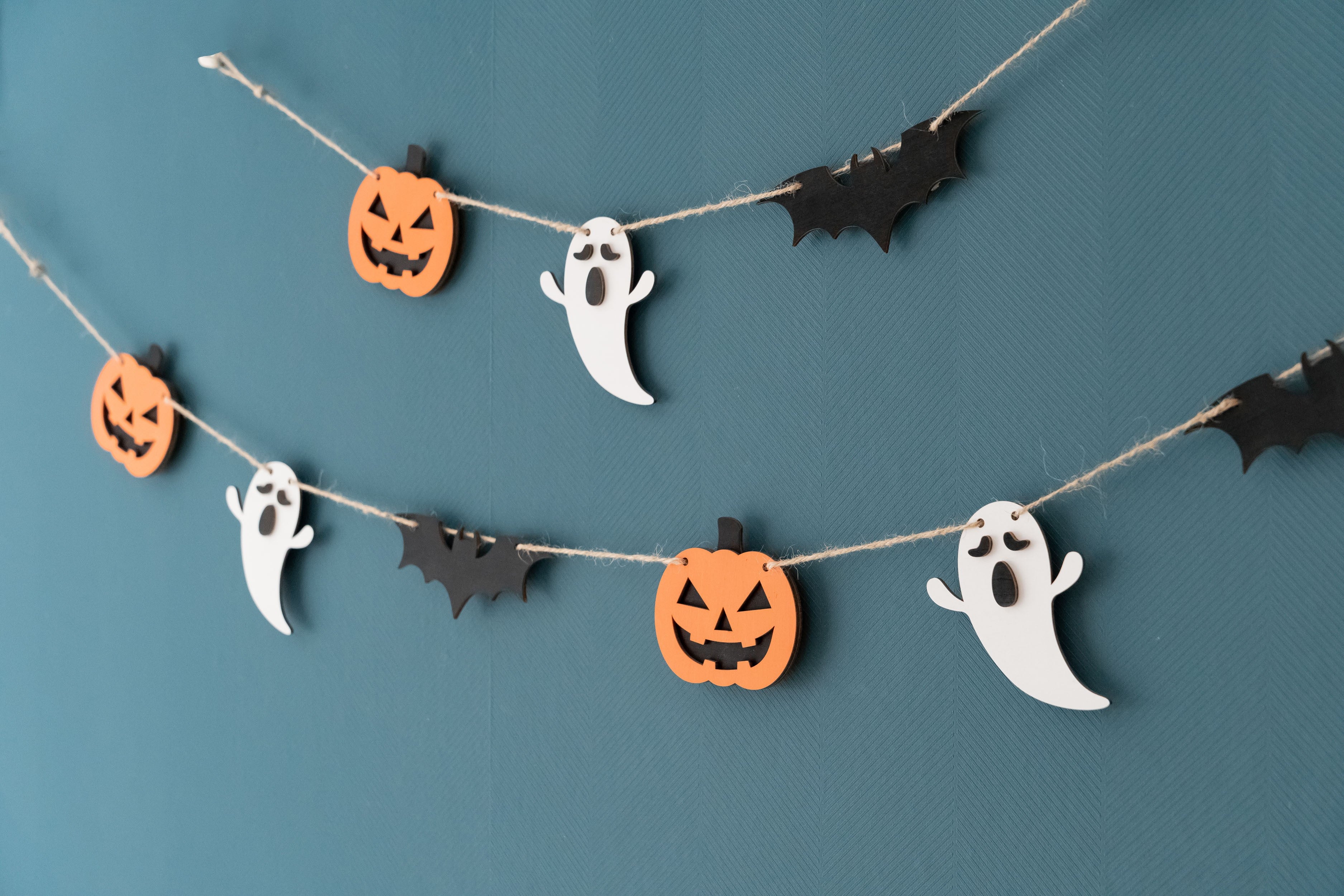 Enchanting Wooden Halloween Garland for Spooky Wall Accents