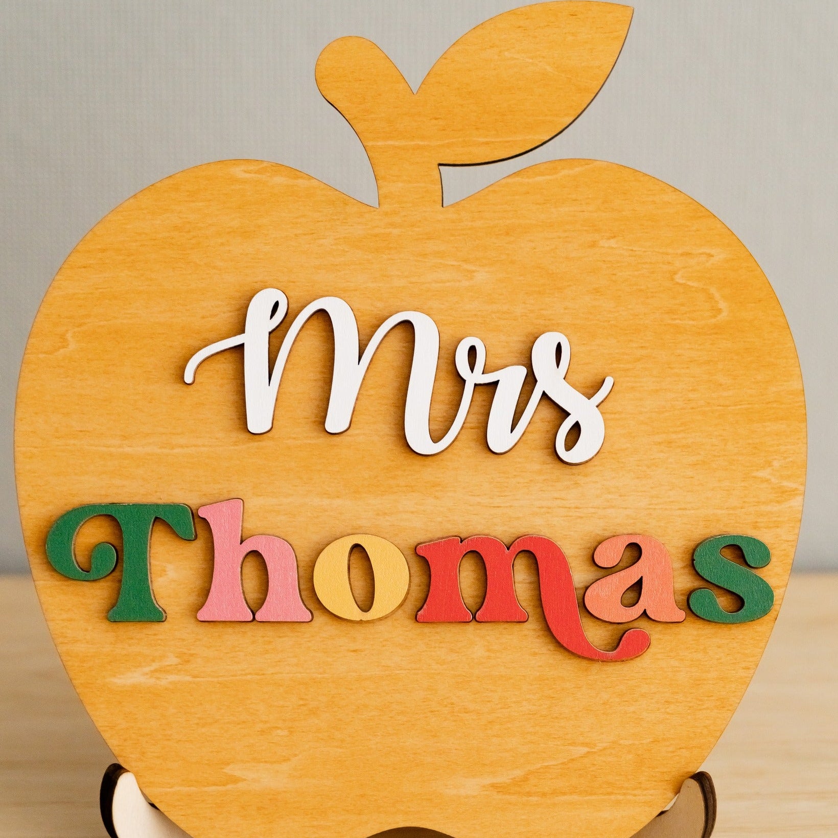 Personalized Wooden Teacher’s Apple Sign for Cute Teacher Gifts and Personalized Teacher Ornament J94